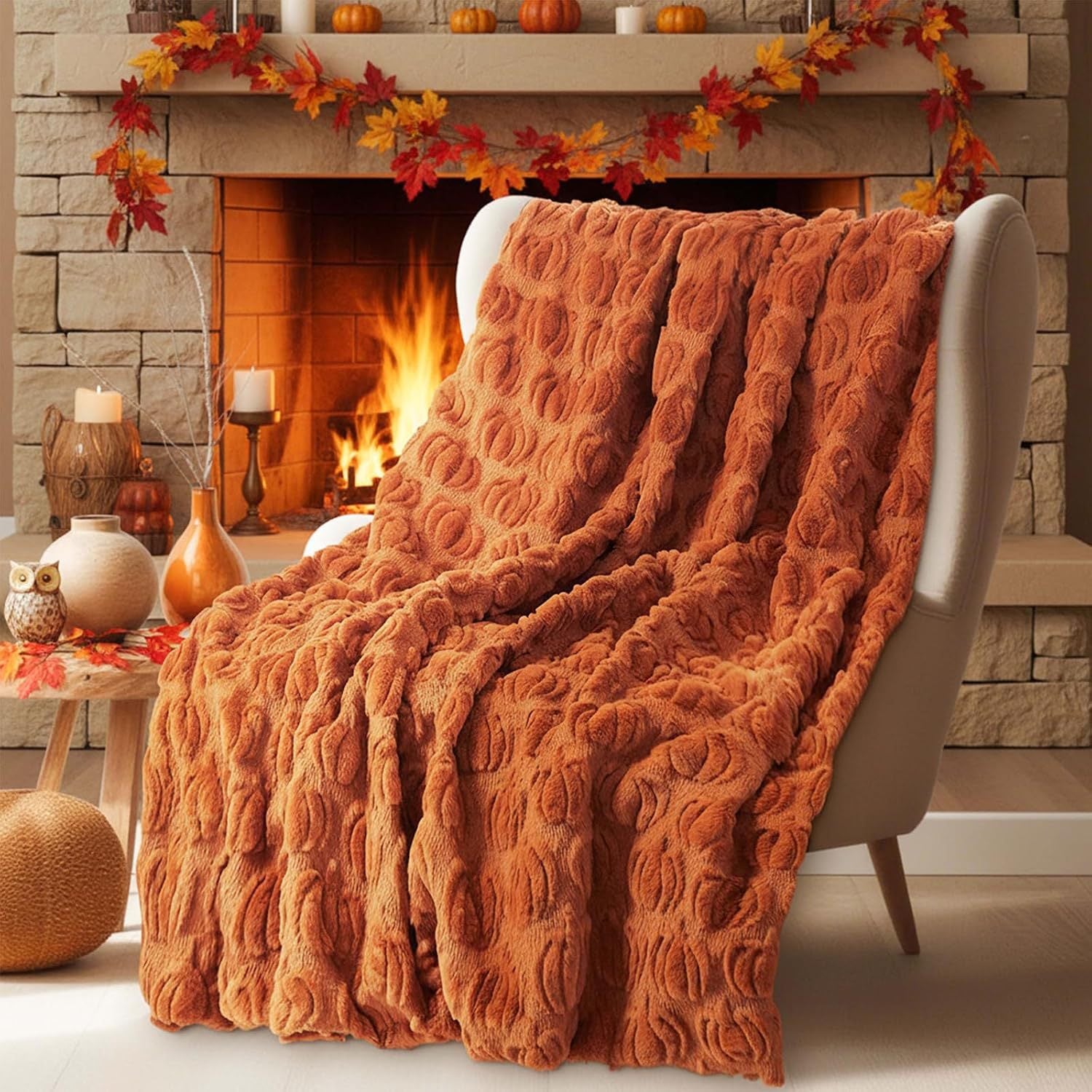 Coperta Halloween 3D arancione con zucche, stesa su una poltrona vicino al camino