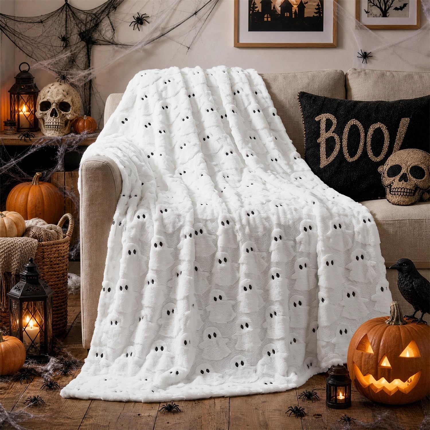 Coperta Halloween bianca con fantasmini 3D sul divano