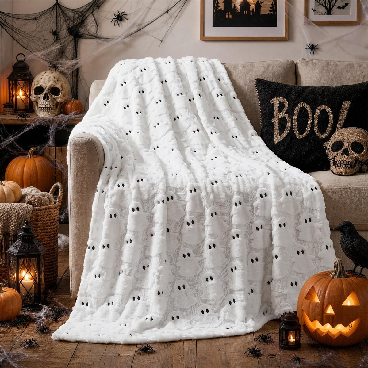 Coperta Halloween bianca con fantasmini 3D sul divano
