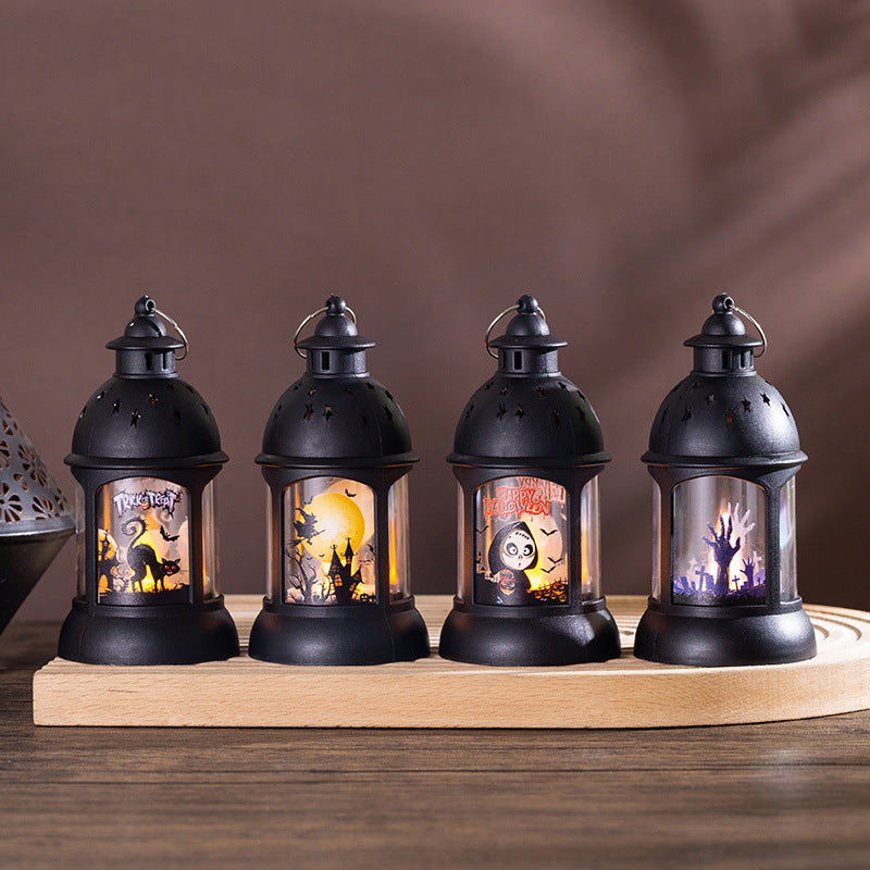 Quattro lanterne vintage LED Halloween nere accese su un vassoio di legno